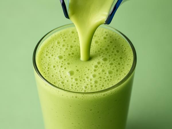 Zeleni čaj in mandljevo mleko: enodnevna dieta, ki telesu da oddih – a ni za vsakogar